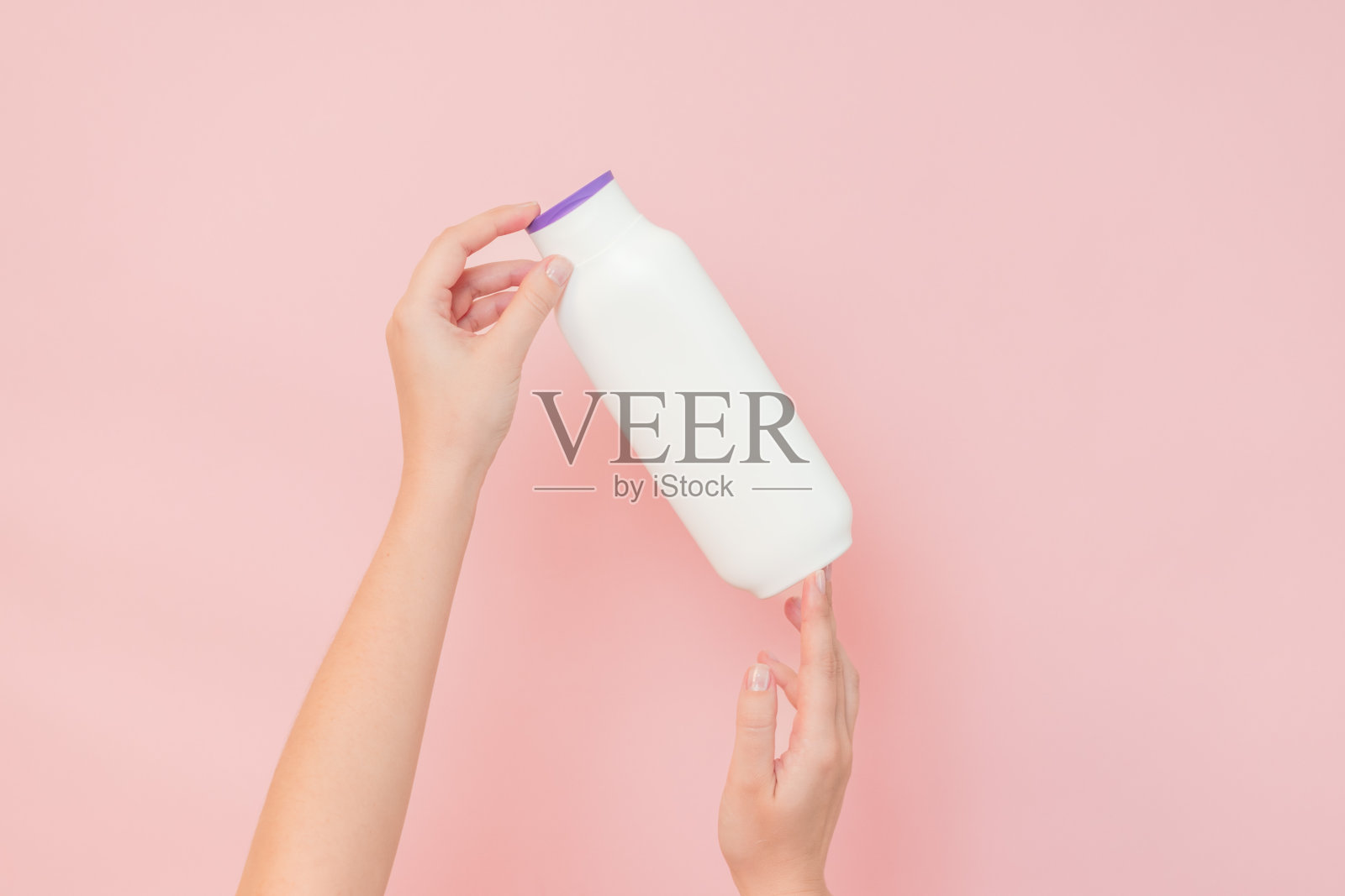 女性手中的洗发水、护发素瓶或身体乳。化妆品瓶照片摄影图片