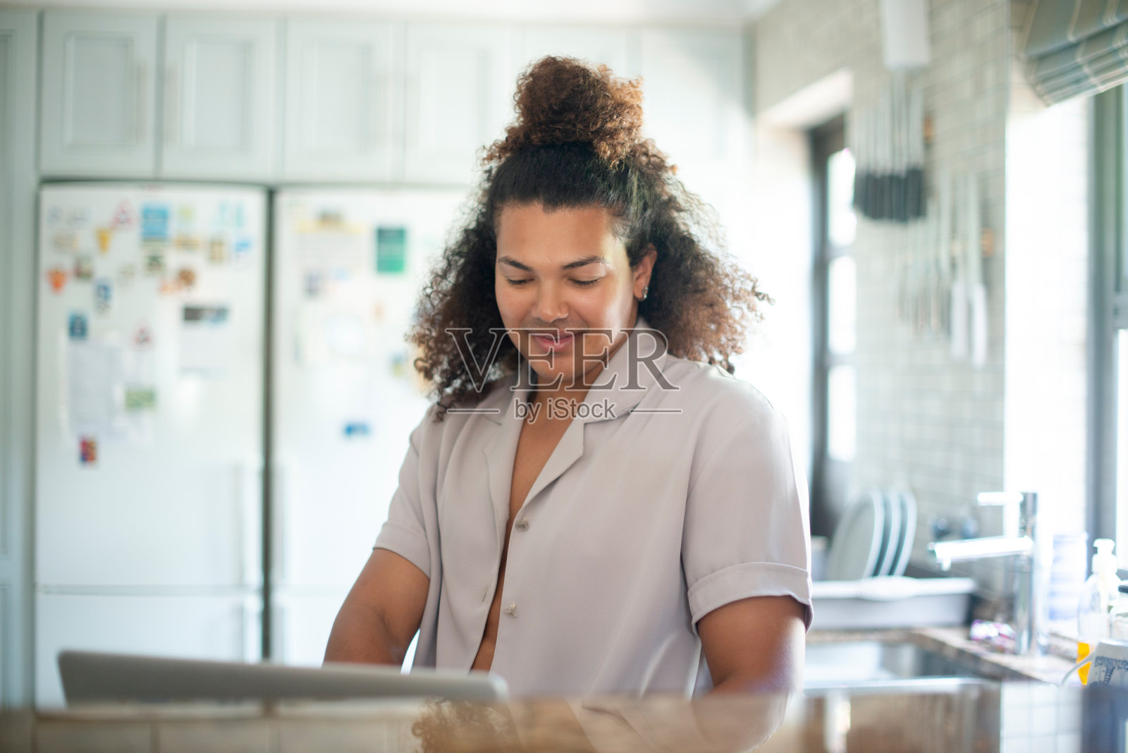 男性自由职业者，笔记本电脑和浏览厨房，研究和记者的博客和文案在线。远程，家庭和个人电脑工作，事业和研究出版和商业写作照片摄影图片