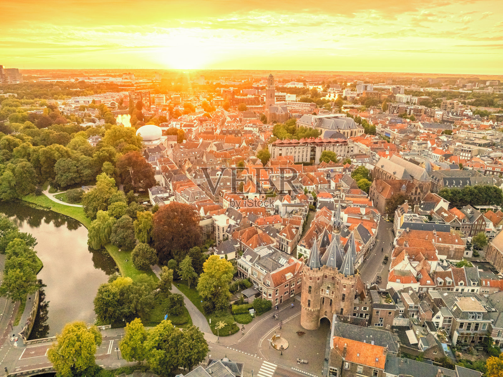 夏日日落时分，兹沃勒的萨森波特老城门照片摄影图片