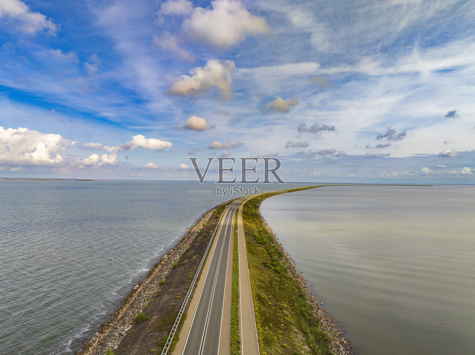 从上面看湖中央堤防上的路照片摄影图片