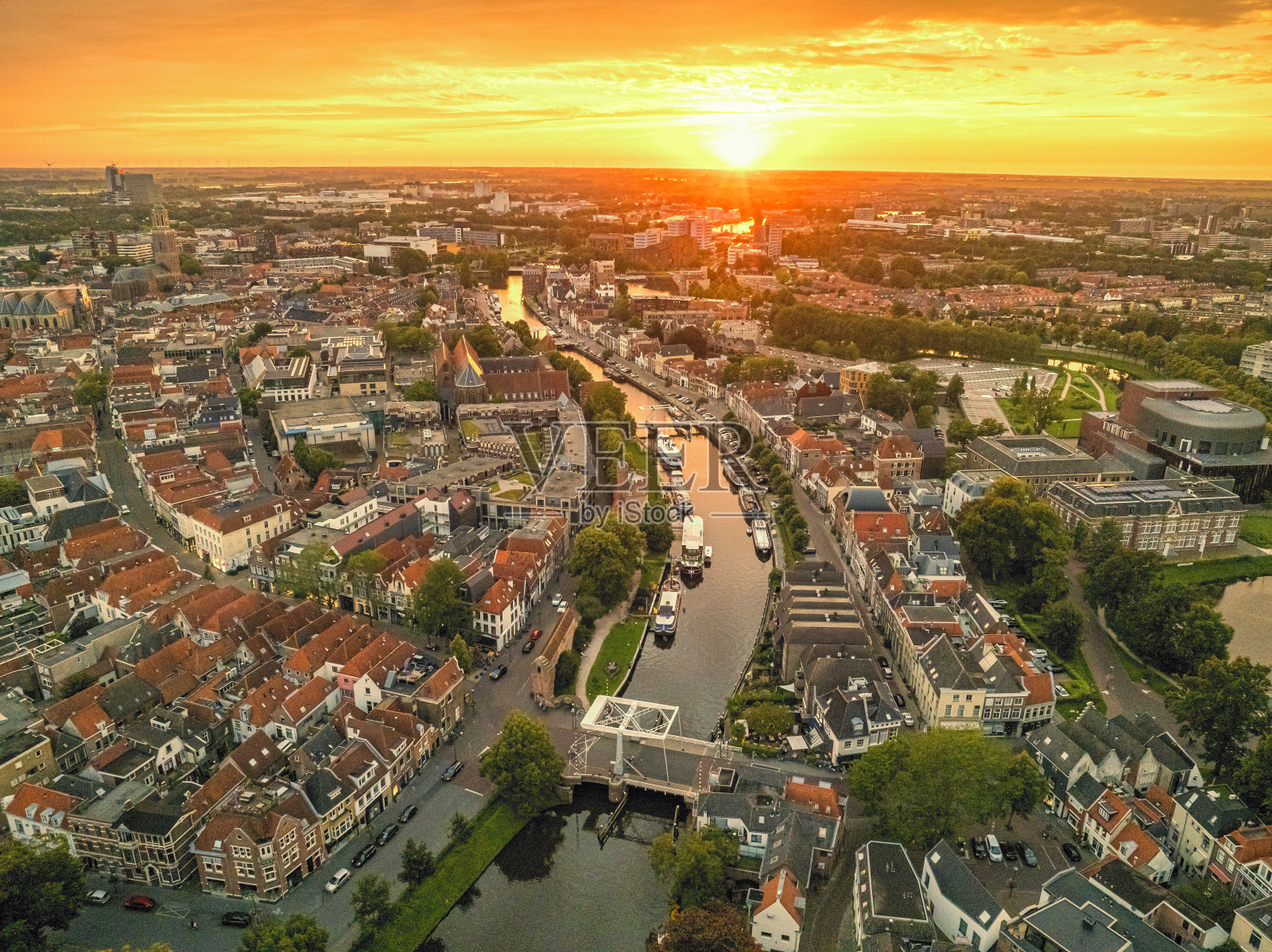 夏日日落时分，兹沃勒的托尔贝克运河照片摄影图片