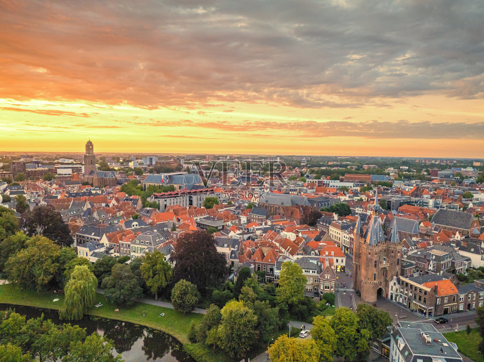 夏日日落时分，兹沃勒的萨森波特老城门照片摄影图片