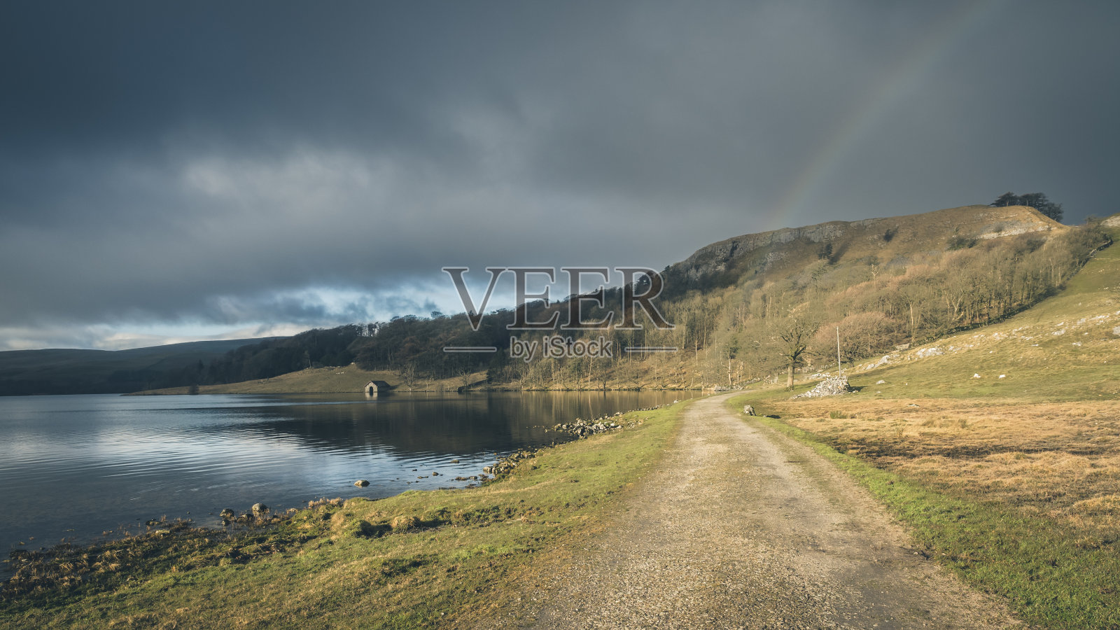 约克郡山谷的Malham Tarn照片摄影图片