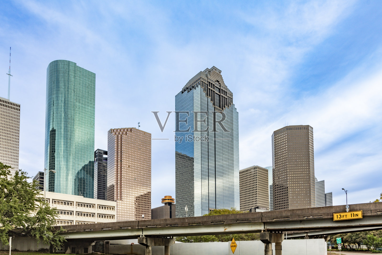 从布法罗河公园看到的德克萨斯州休斯顿的天际线照片摄影图片