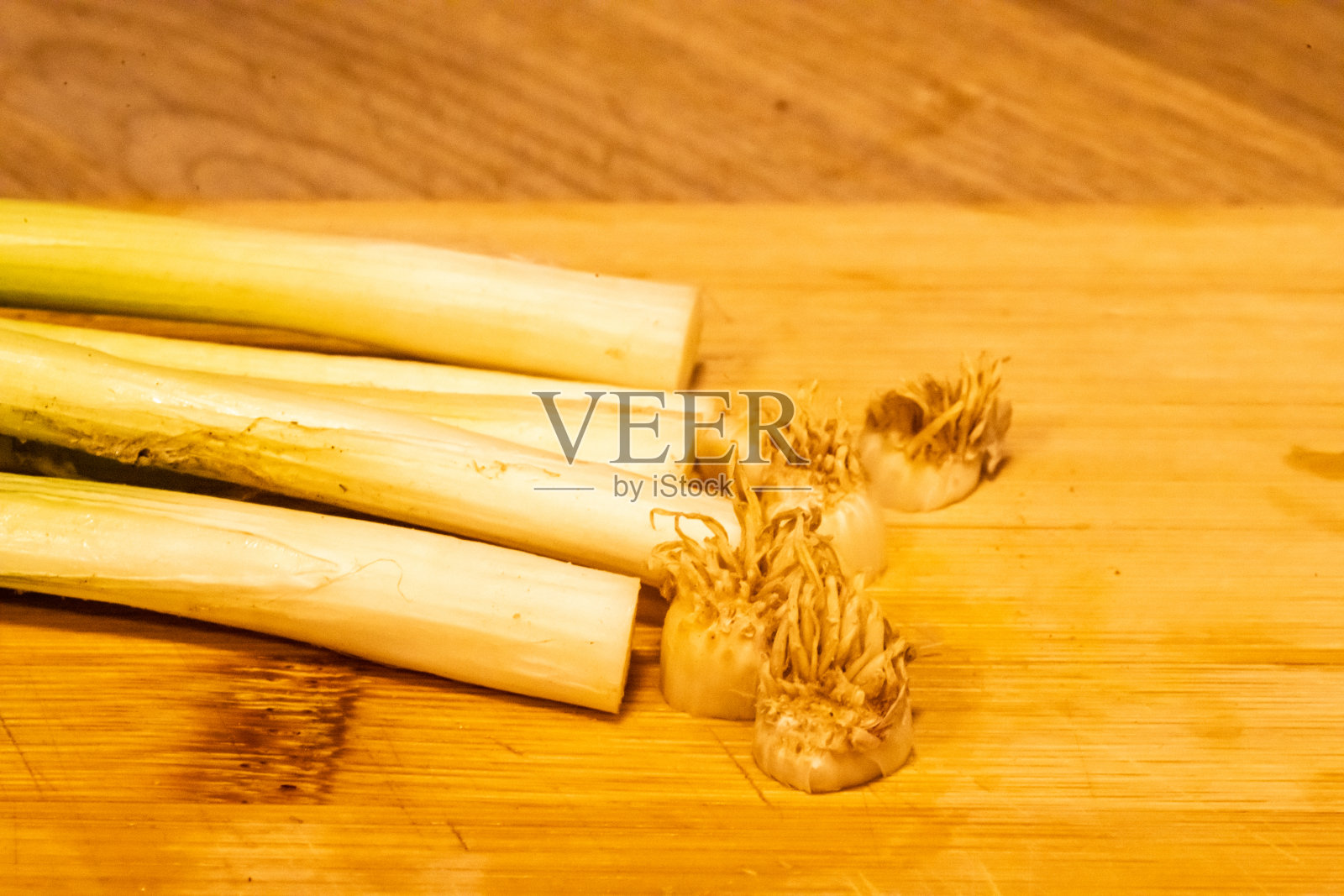 小葱、大葱、大葱五根，从小葱的根部切成圆形照片摄影图片