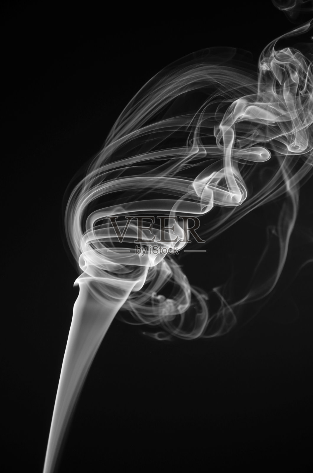 黑色背景上孤立的白烟的运动。照片摄影图片