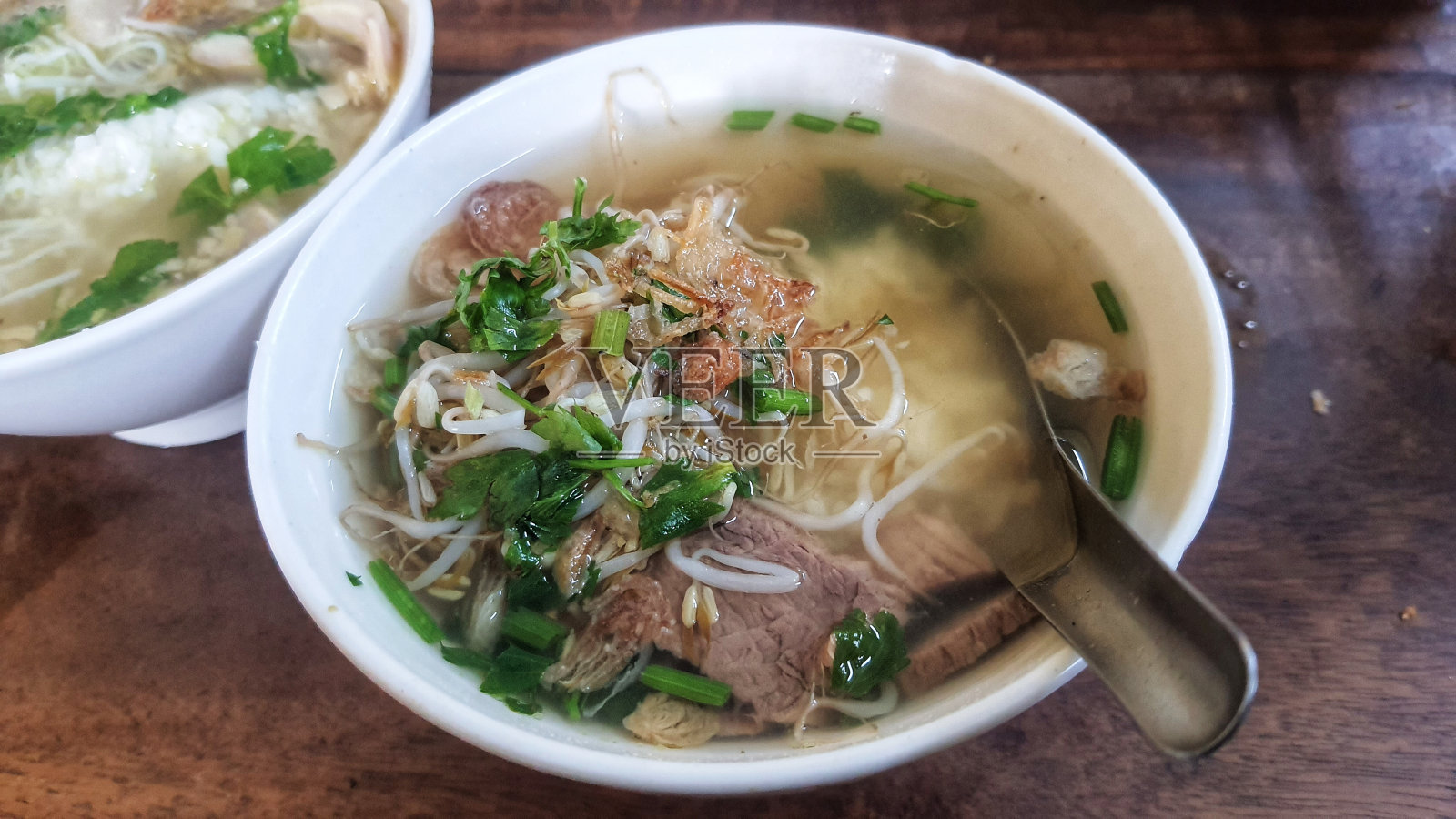 鸡肉索托(Soto)或索托阿亚姆(Soto Ayam)是一种传统的印尼菜，由鸡肉、粉丝、豆芽和鸡汤制成照片摄影图片