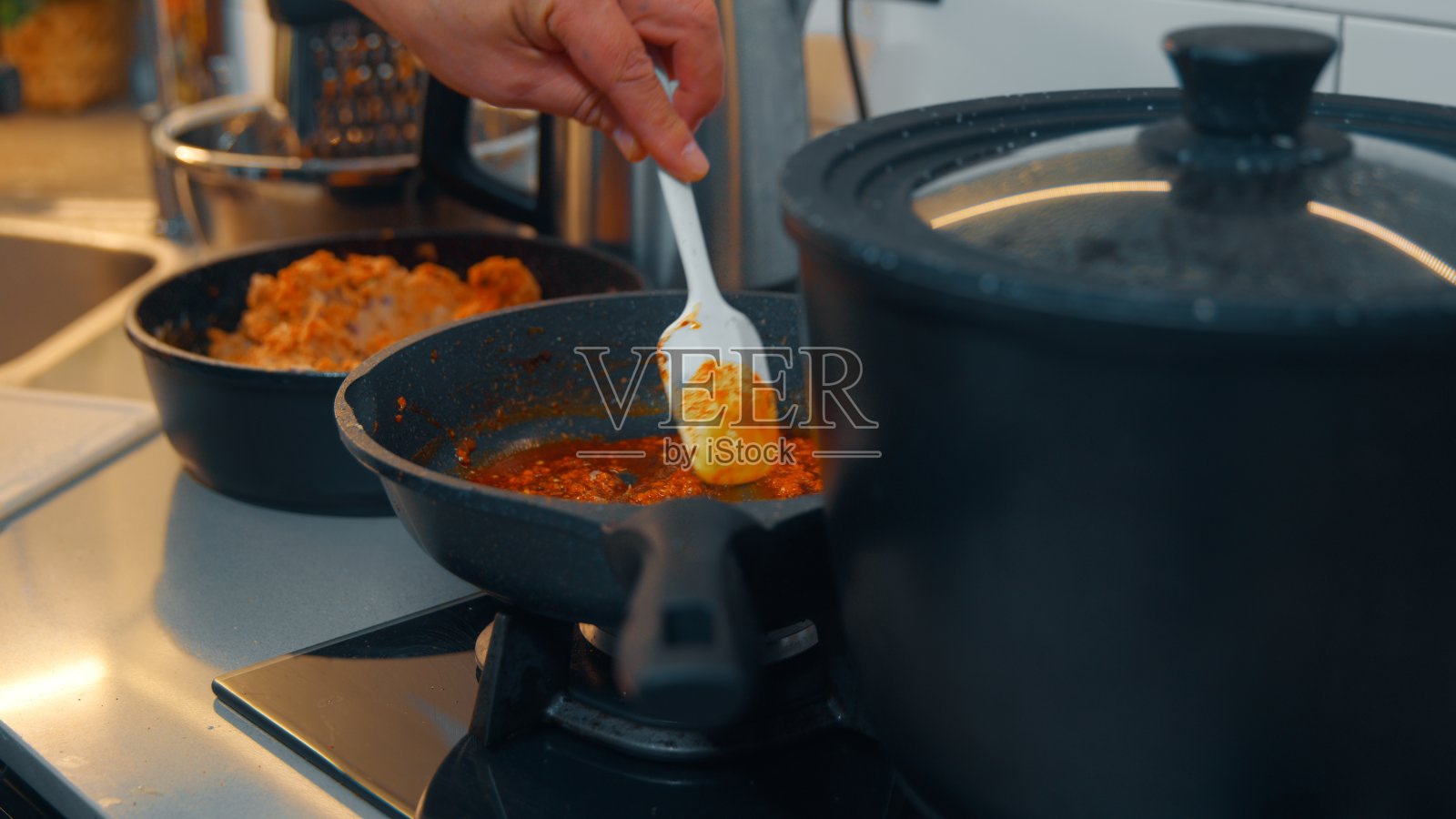 在家里的厨房里做一顿丰盛的晚餐照片摄影图片