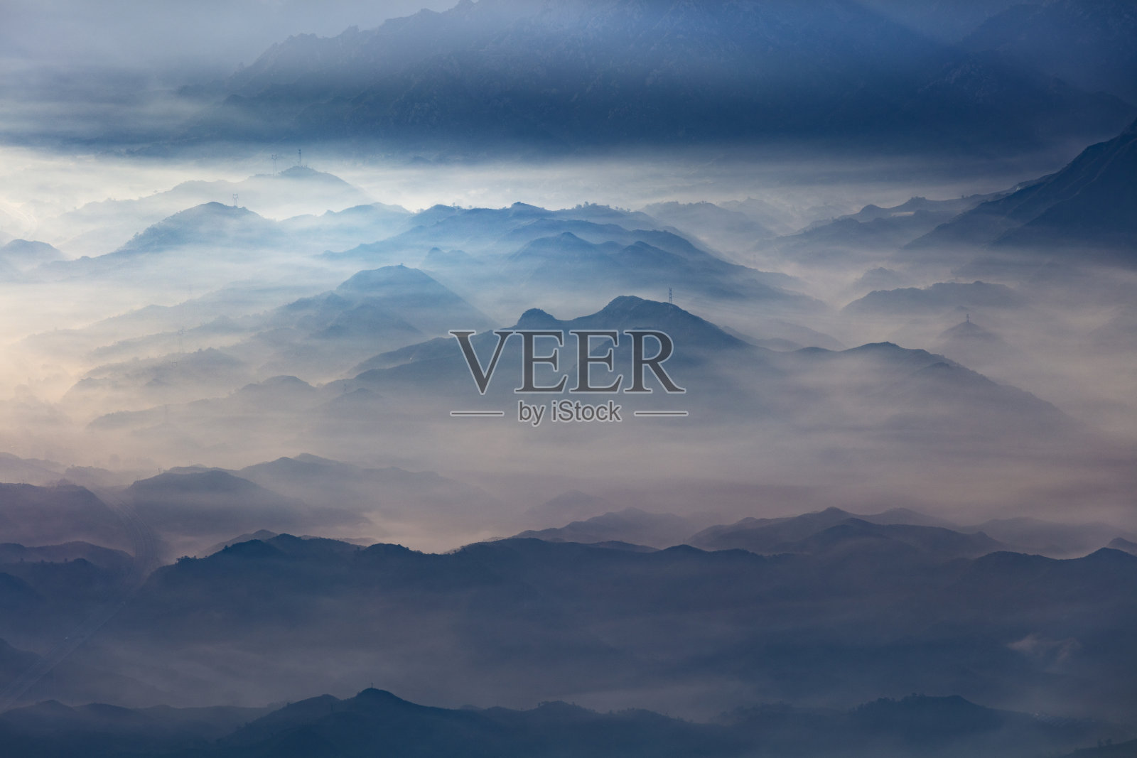 云雾缭绕的清晨群山，日出时的自然风光照片摄影图片