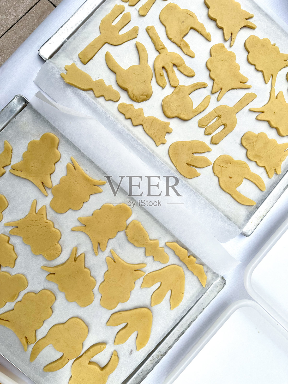 装有恶魔脸饼干的托盘准备烘烤照片摄影图片