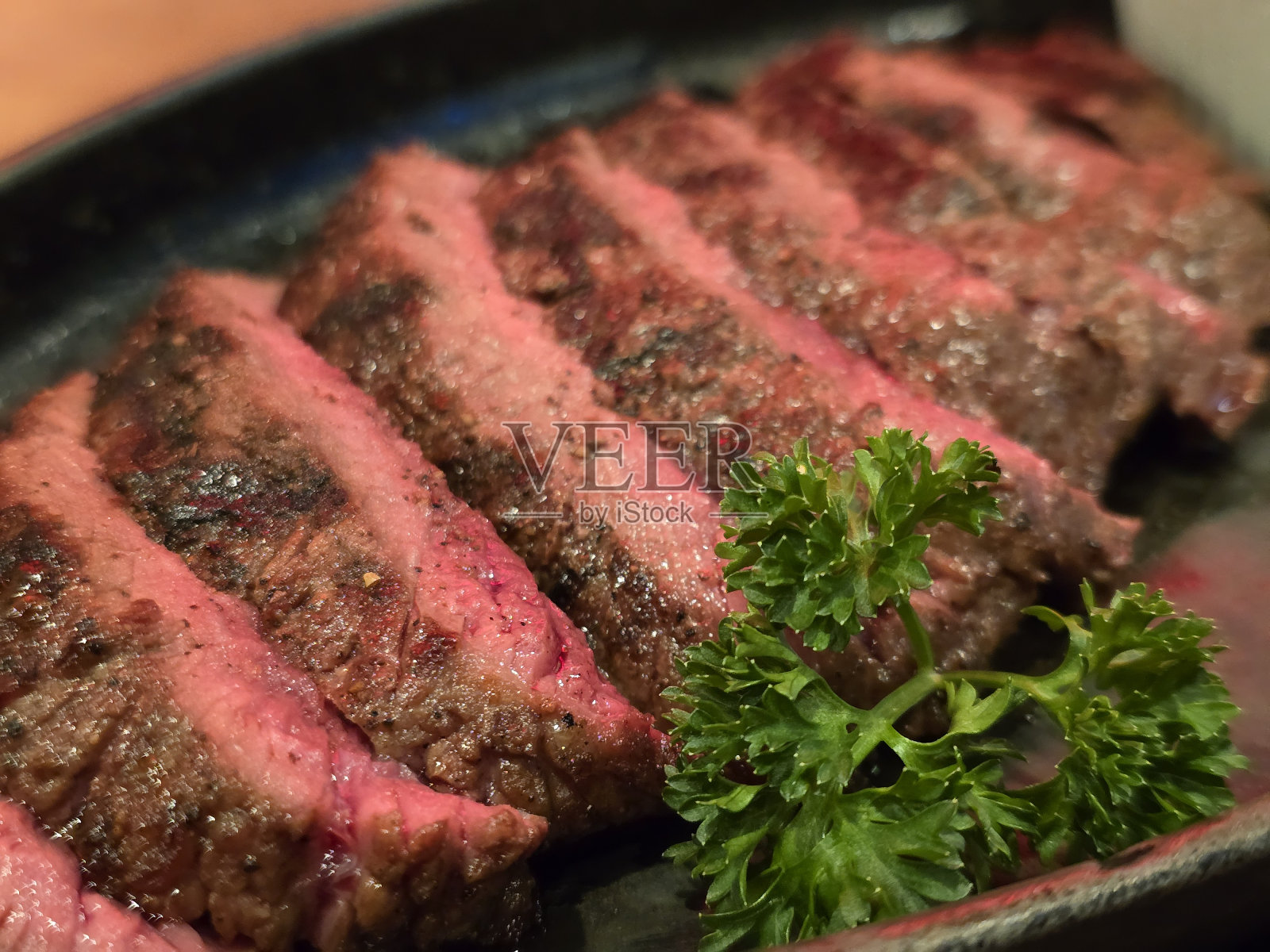 牛排半熟。烤多汁牛排，半熟牛肉加香草。照片摄影图片