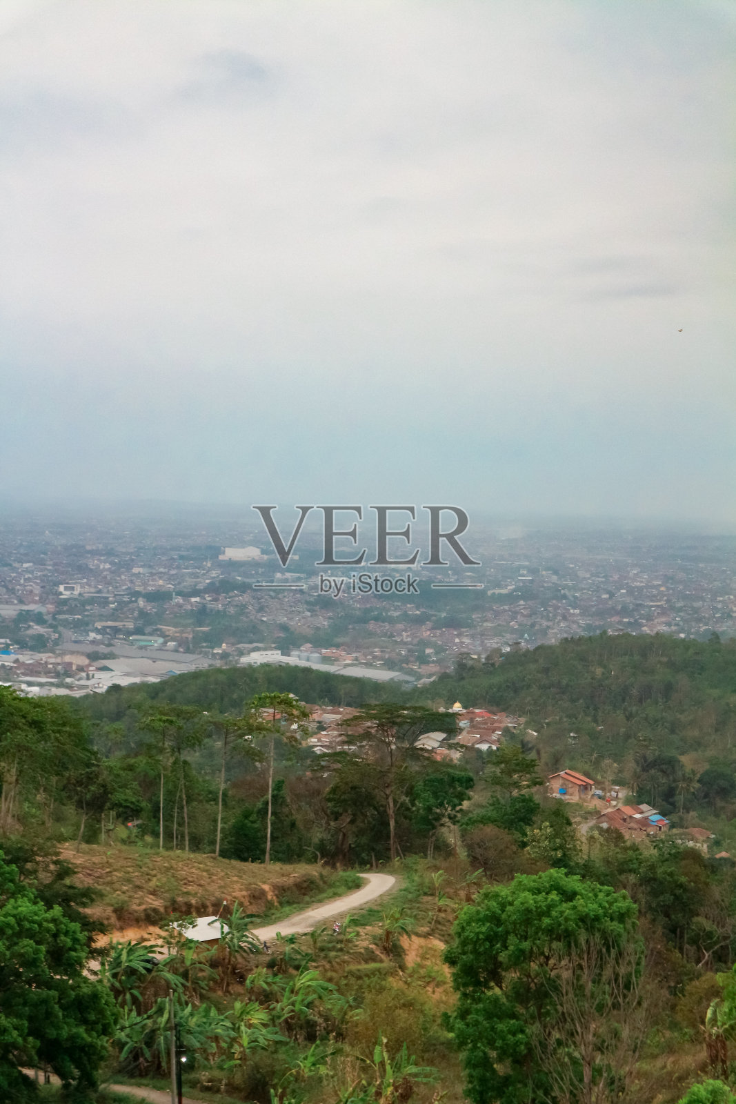 从山上俯瞰城市照片摄影图片