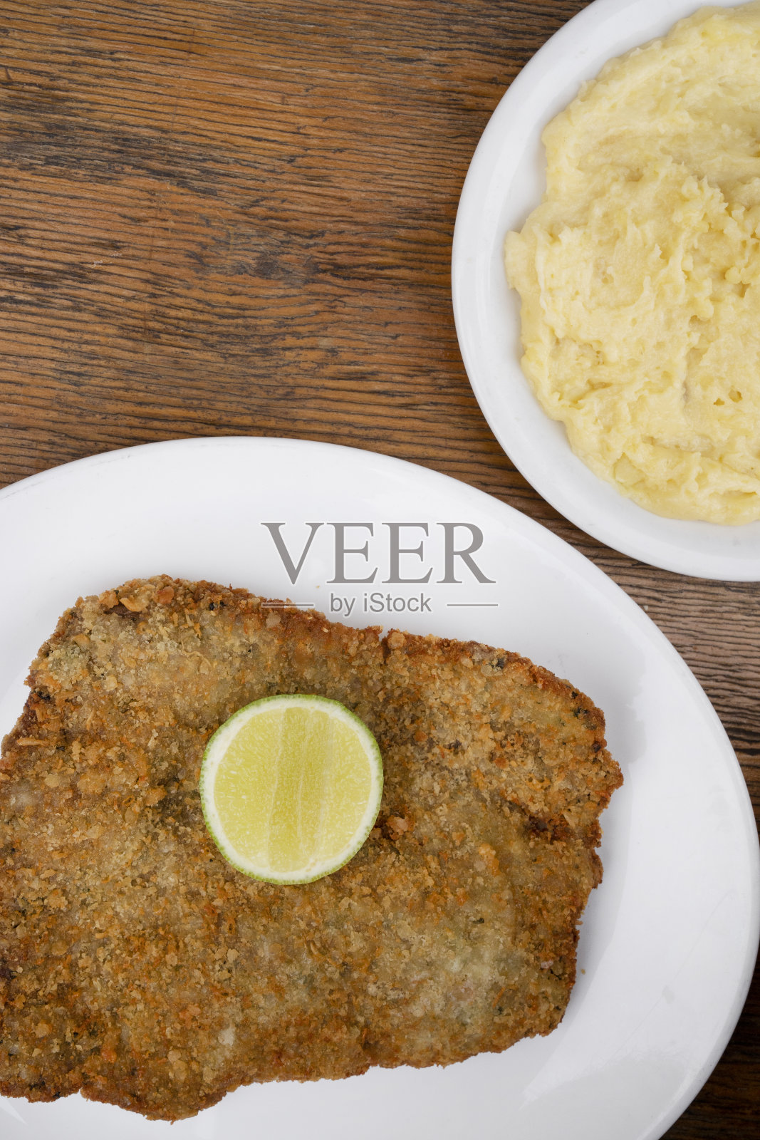 传统的米兰内萨配土豆泥照片摄影图片