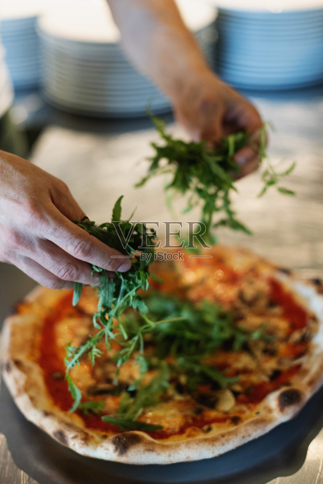 意大利餐厅厨师准备素食披萨照片摄影图片