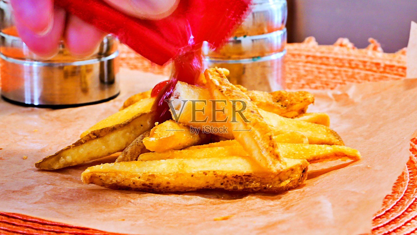 薯条配番茄酱照片摄影图片