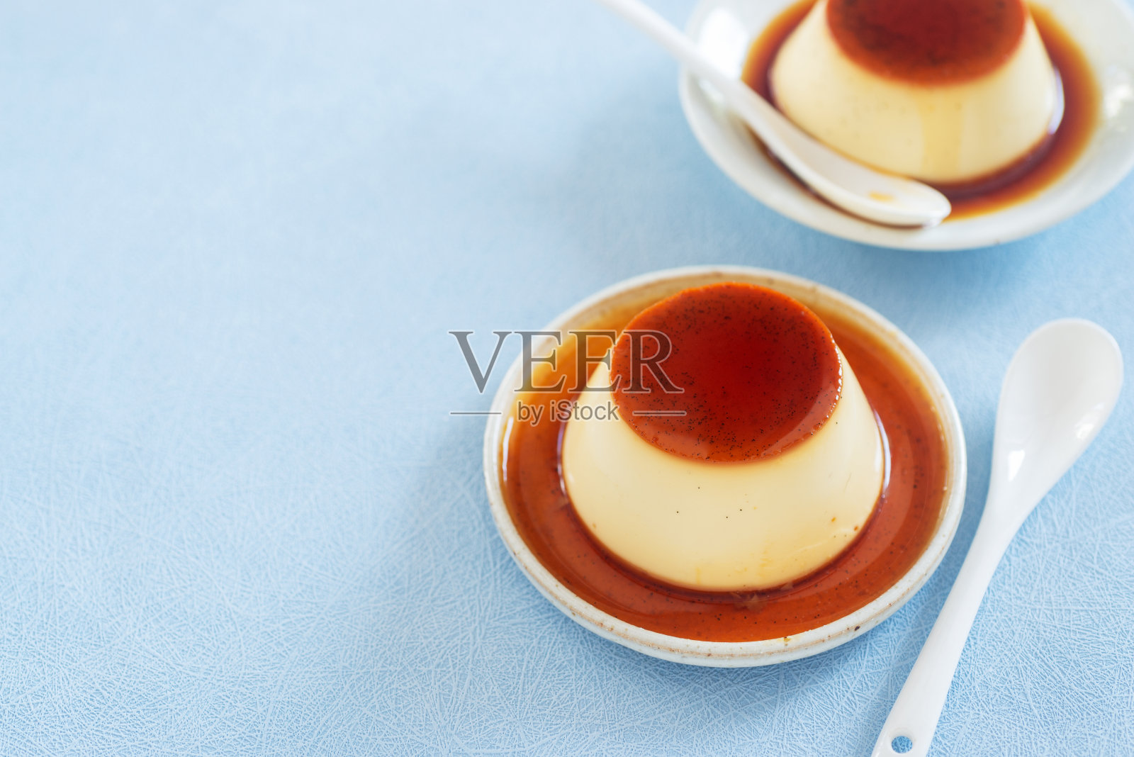 自制日式焦糖蛋奶布丁。照片摄影图片