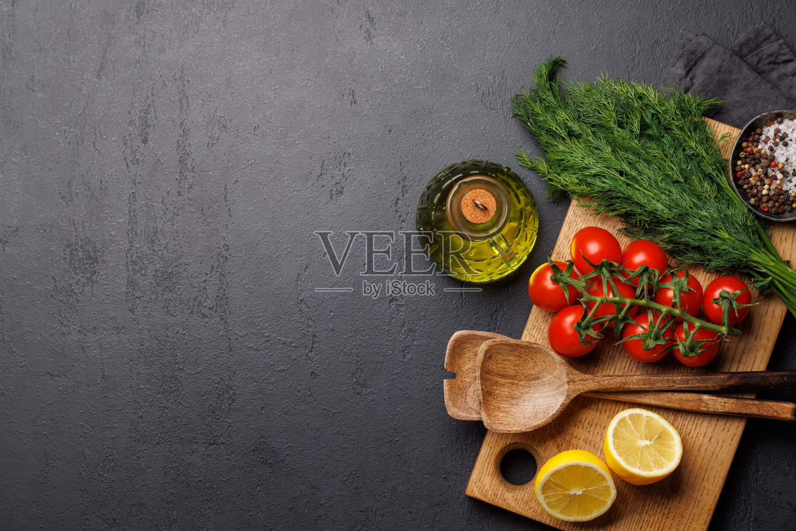 烹饪场景:餐桌上的圣女果、香草和香料照片摄影图片