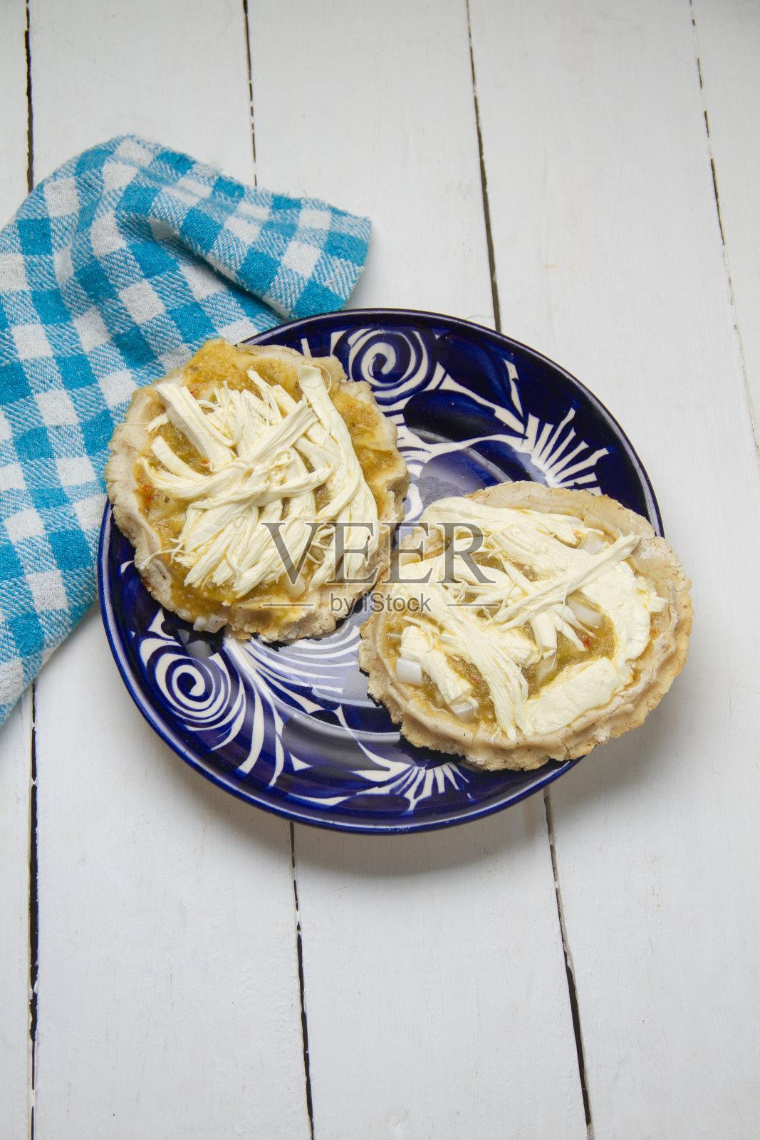 美味的喜悦:有绿酱、奶酪和洋葱的索普照片摄影图片