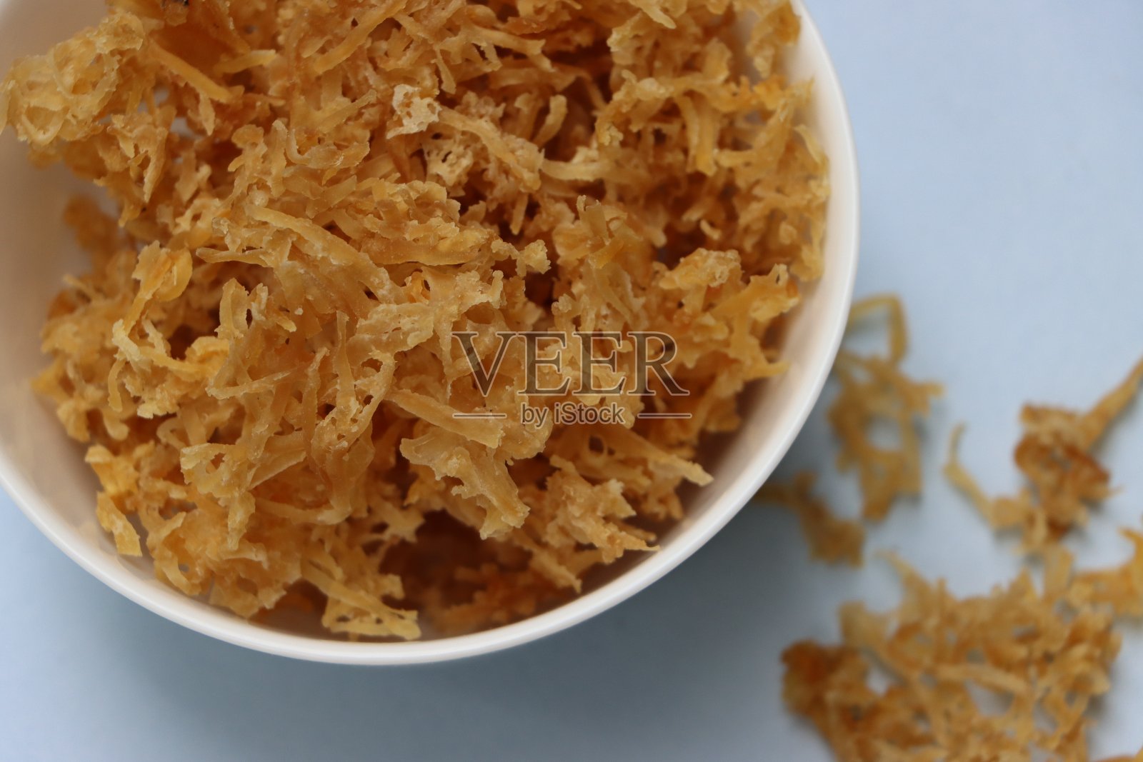 Batata kis, Batatyacha kees，磨碎的干土豆，Aloo lachha，印度马哈拉施特拉邦的传统加工食品，炸Batata kis通常用于制作Chivda，特别是在禁食期间照片摄影图片