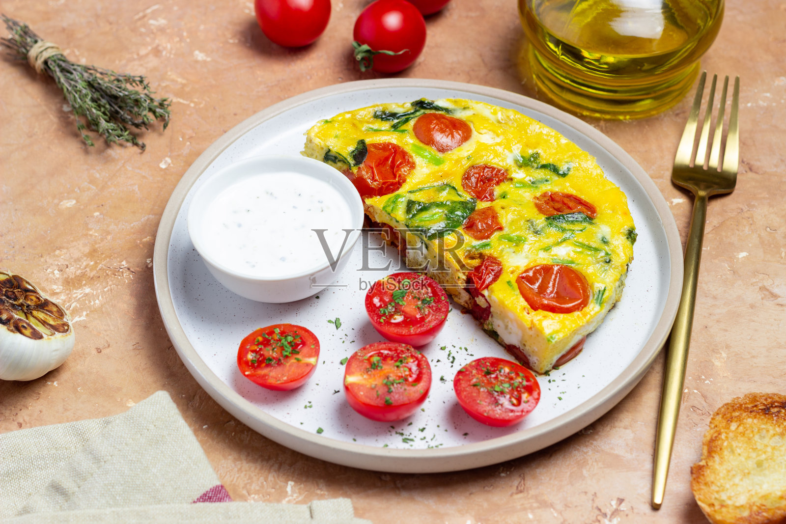 番茄菠菜煎蛋饼。意大利菜。素食。照片摄影图片
