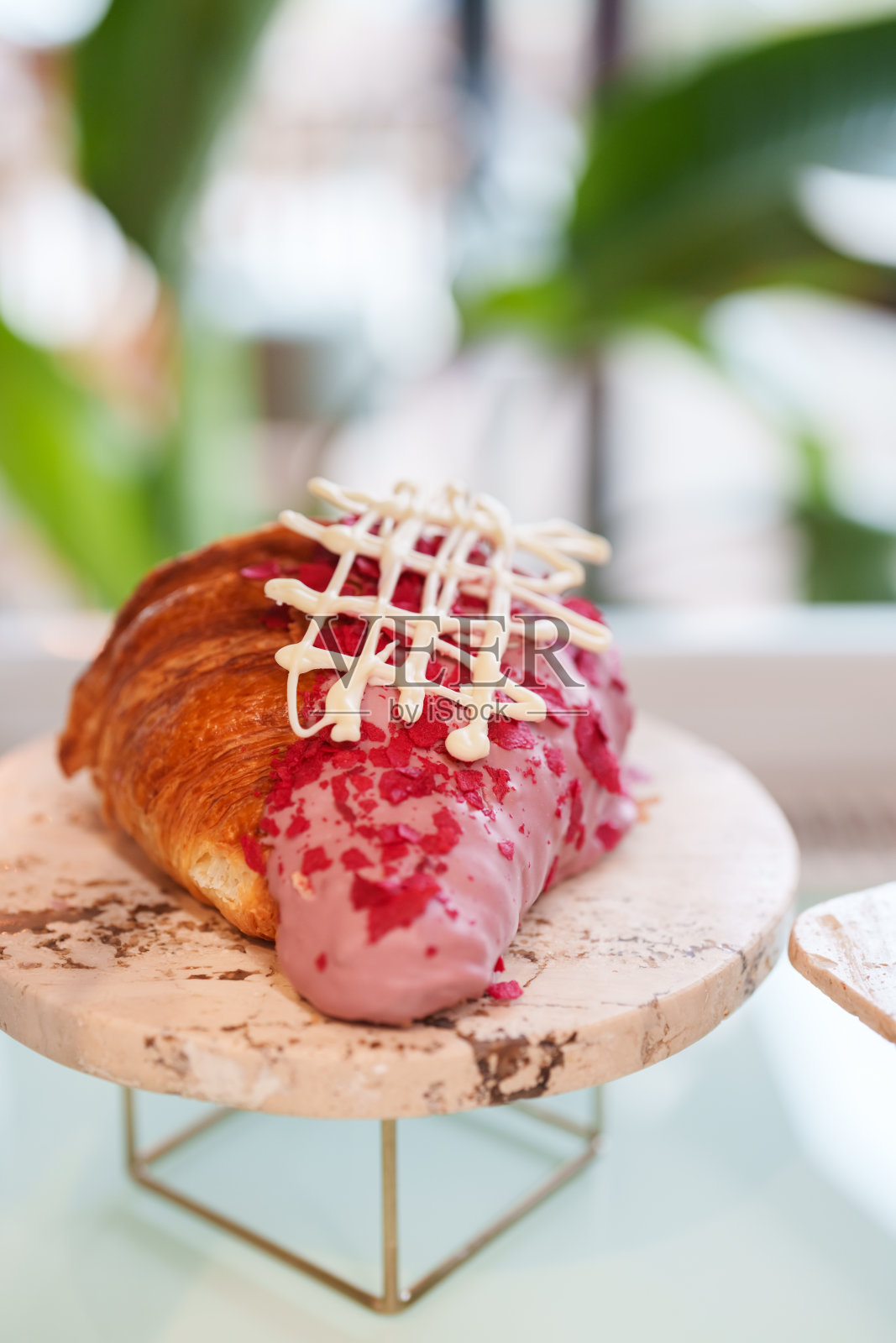 商店橱窗上的牛角面包照片摄影图片