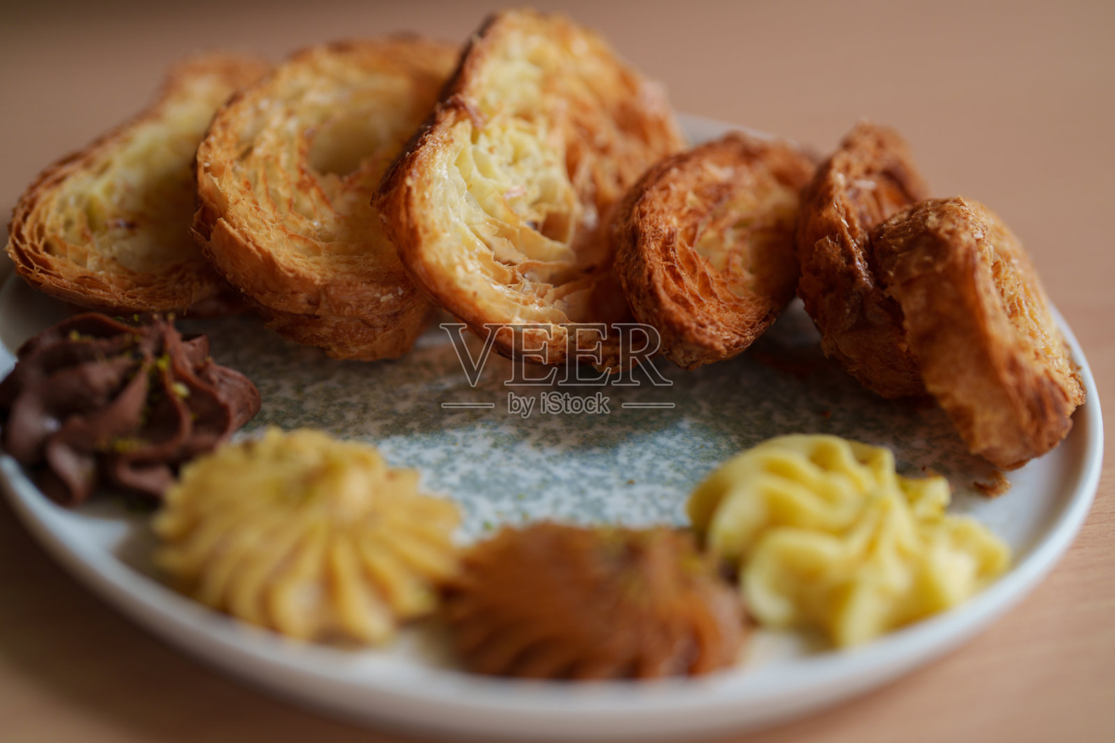 烤脆羊角面包盘照片摄影图片