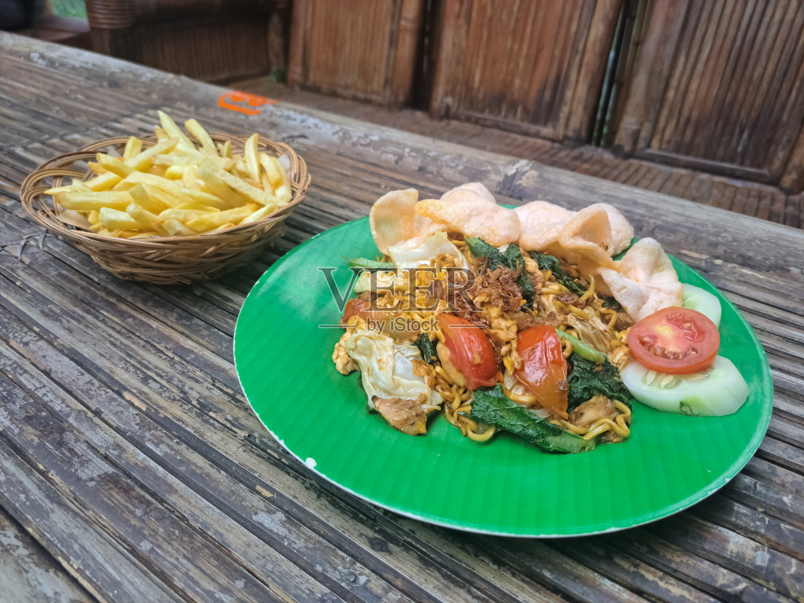 即食炸面或炒面和炸薯条。Mi Goreng, Instan, Dan Kentang Goreng。食品菜单。照片摄影图片