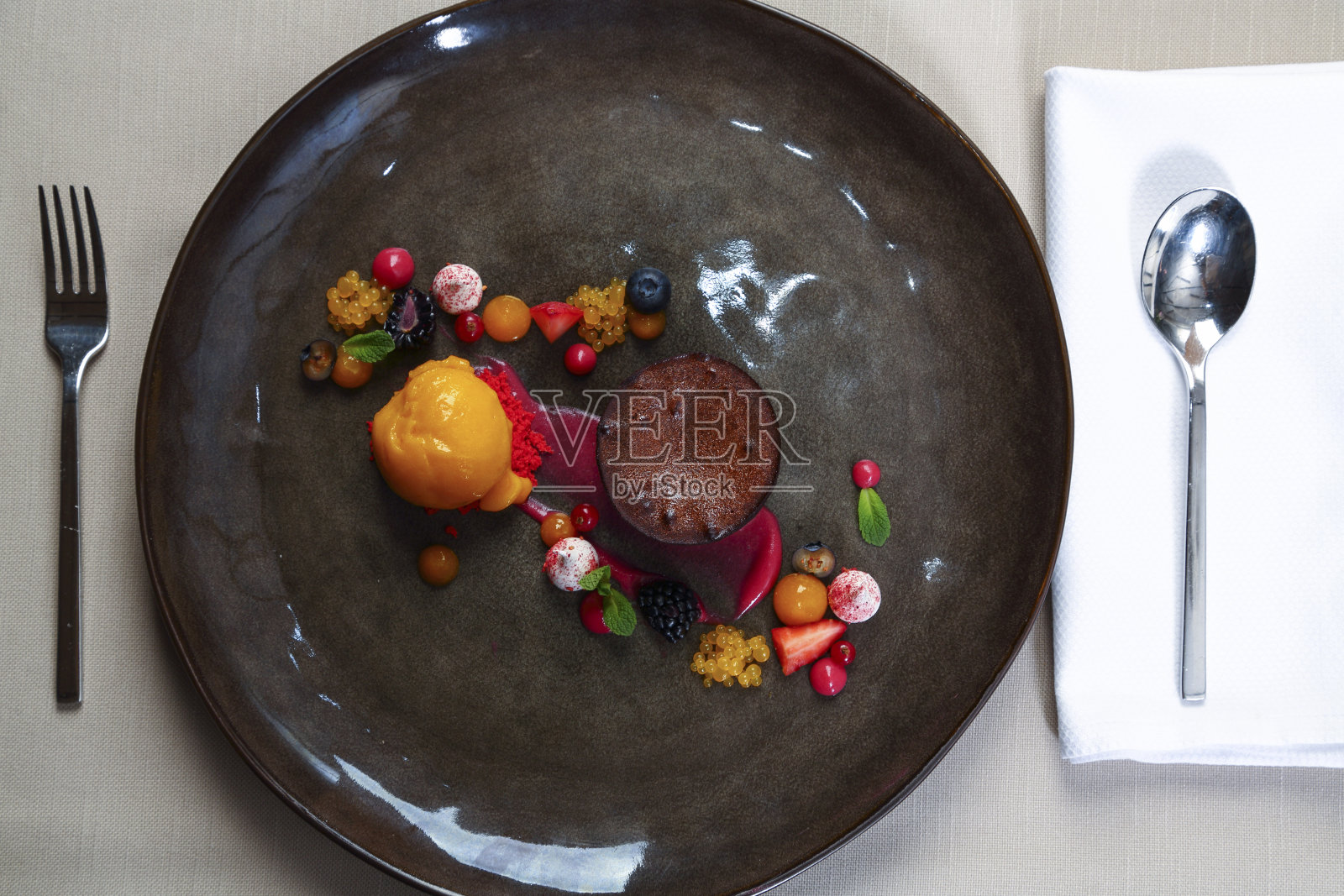 豪华甜点，有蛋糕、冰淇淋和水果照片摄影图片