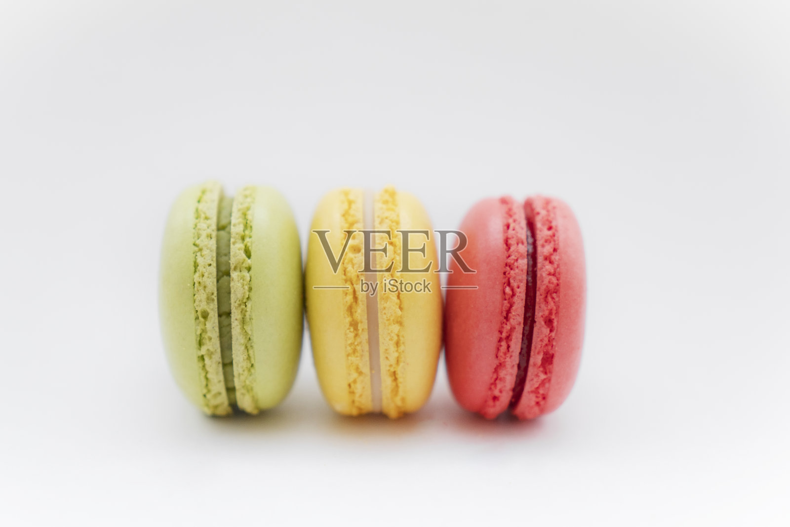 白底美味的马卡龙照片摄影图片