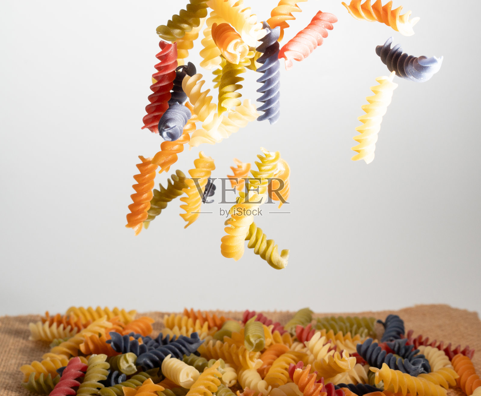 厨房里螺旋状的面食掉落或悬浮照片摄影图片