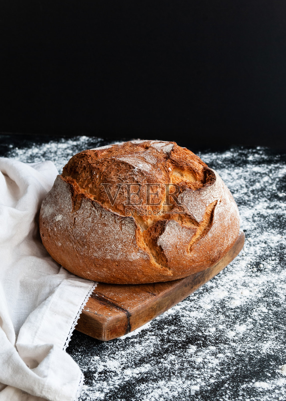 木板上脆皮的酸面包照片摄影图片