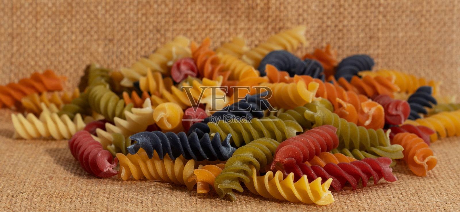 螺旋意大利面堆在防护布上照片摄影图片