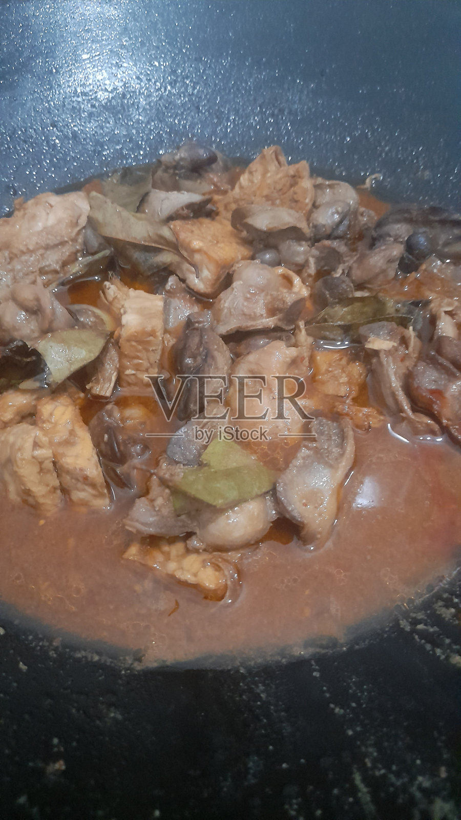 在煎锅里炖鸡肝和鸡胗(ati ampela ayam)，俯视图。健康食品的背景概念、食品配方、蛋白质、早餐、午餐、菜、餐、菜、肉、美食、营养、生活方式、餐厅、美味照片摄影图片