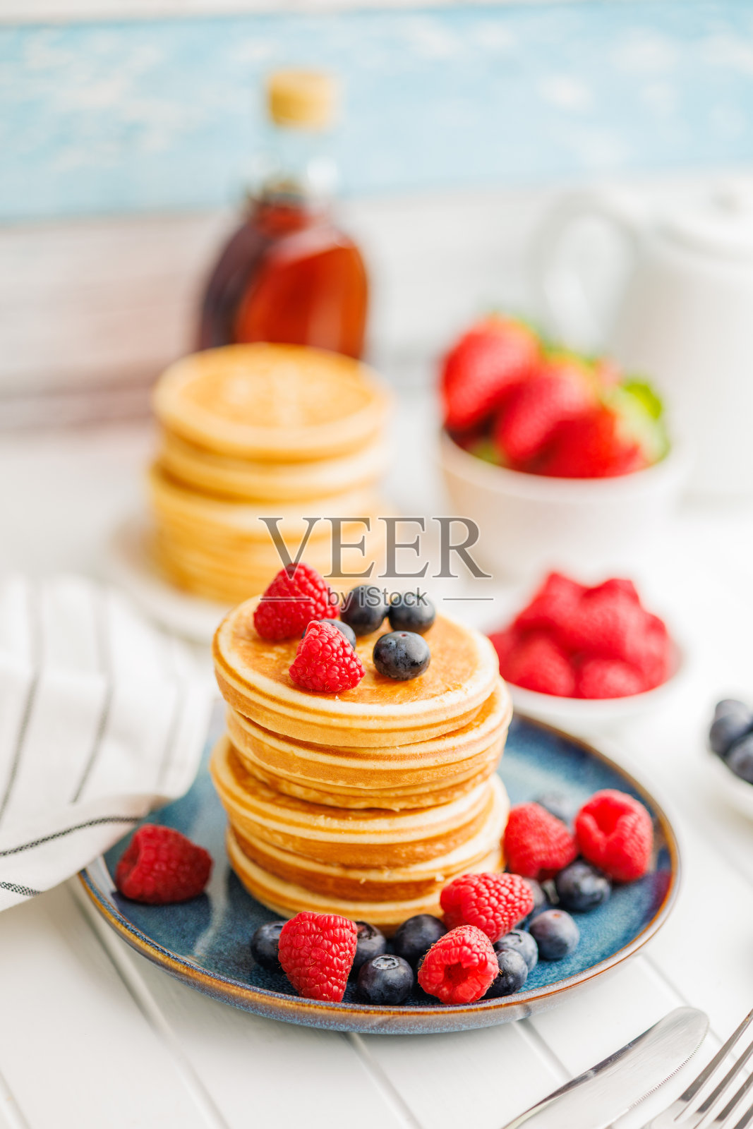 自制经典美式煎饼配蓝莓，覆盆子和草莓。照片摄影图片