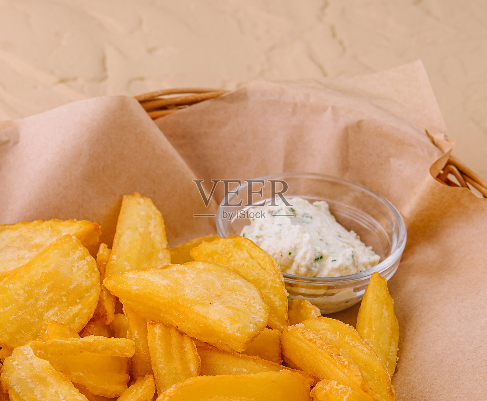 在篮子里放土豆角和酱汁照片摄影图片