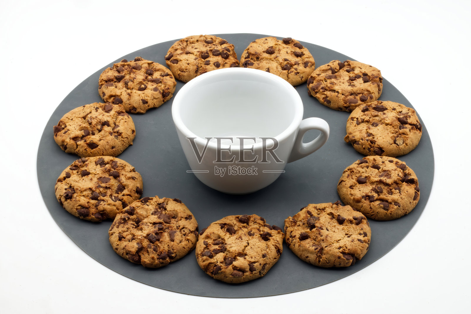 饼干里的巧克力碎片被隔离在白色照片摄影图片