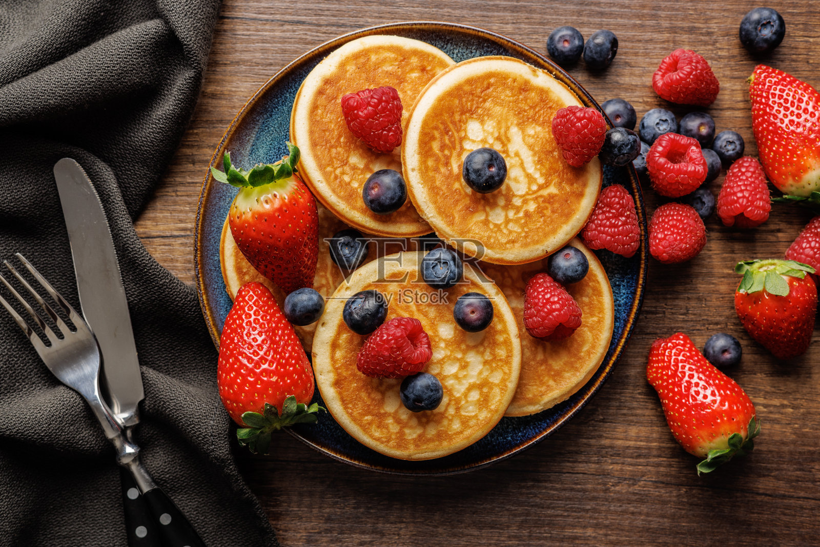 自制经典美式煎饼配蓝莓，覆盆子和草莓。照片摄影图片