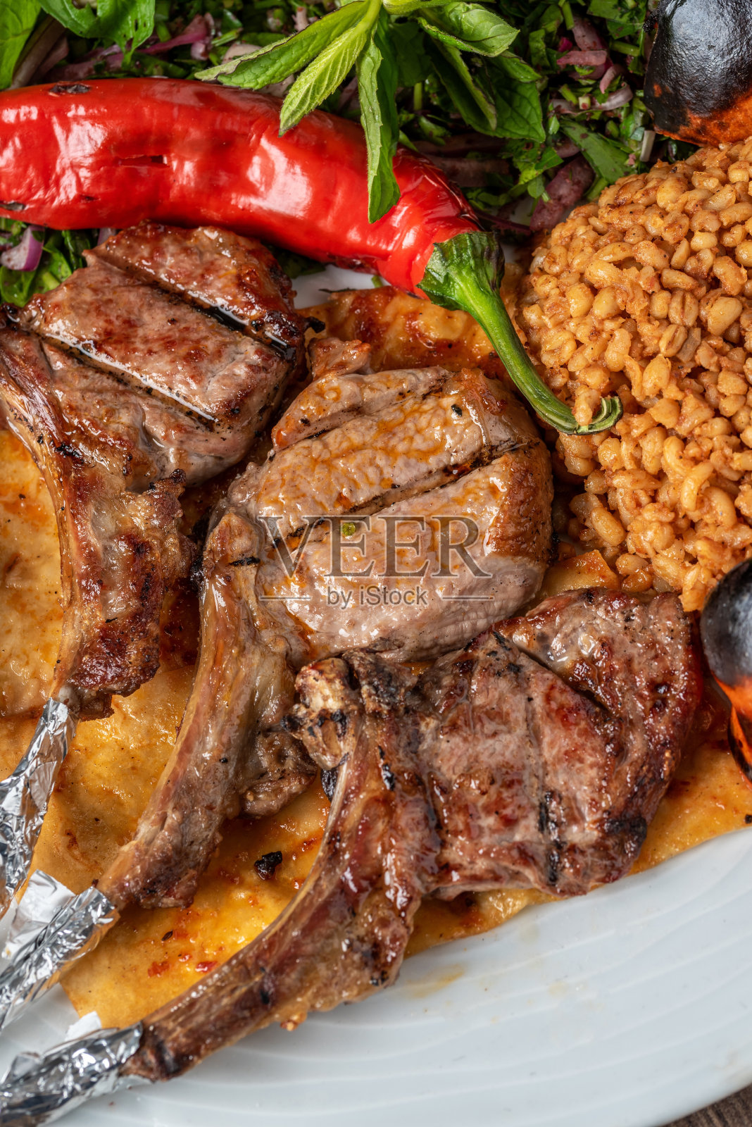 高档餐厅里的羊排配各种蔬菜照片摄影图片