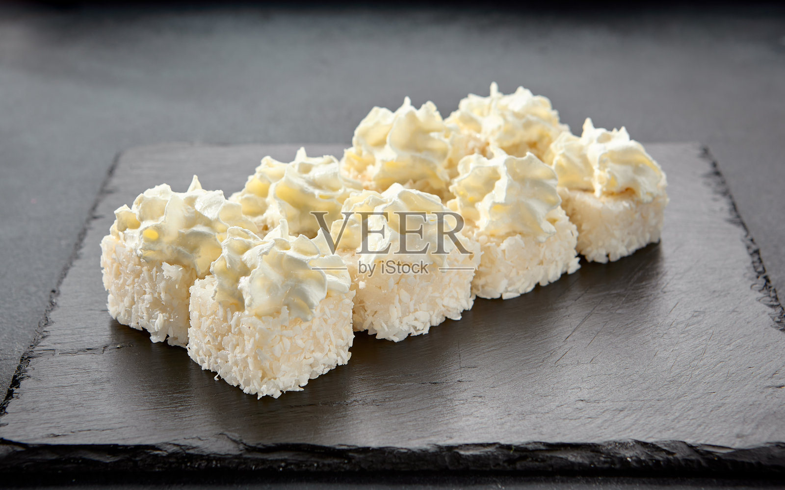 奶酪卷，用奶酪包裹，用奶油奶酪帽装饰;寿司卷里的双层芝士感觉照片摄影图片