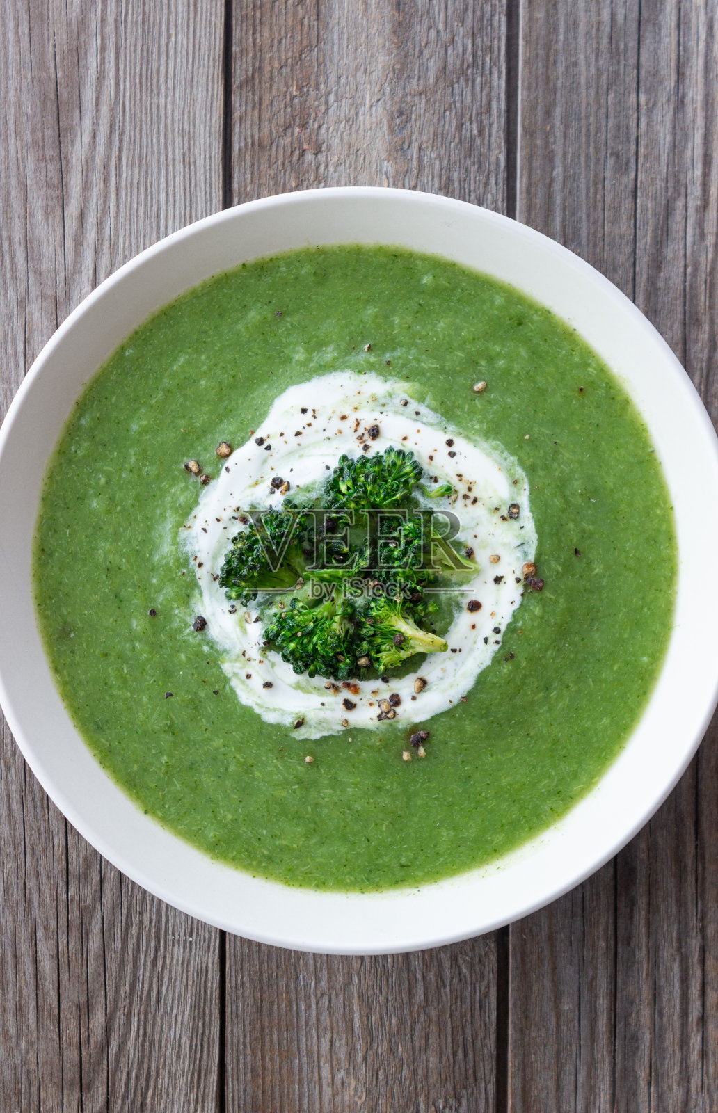 绿西兰花菠菜汤。健康饮食。素食。照片摄影图片