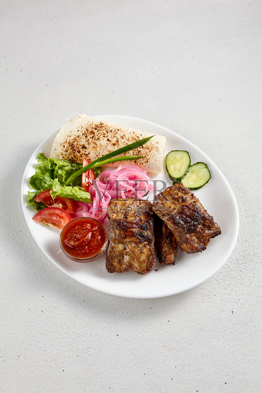 烧烤排骨配新鲜蔬菜配面饼，非常适合烧烤菜单和烹饪博客照片摄影图片