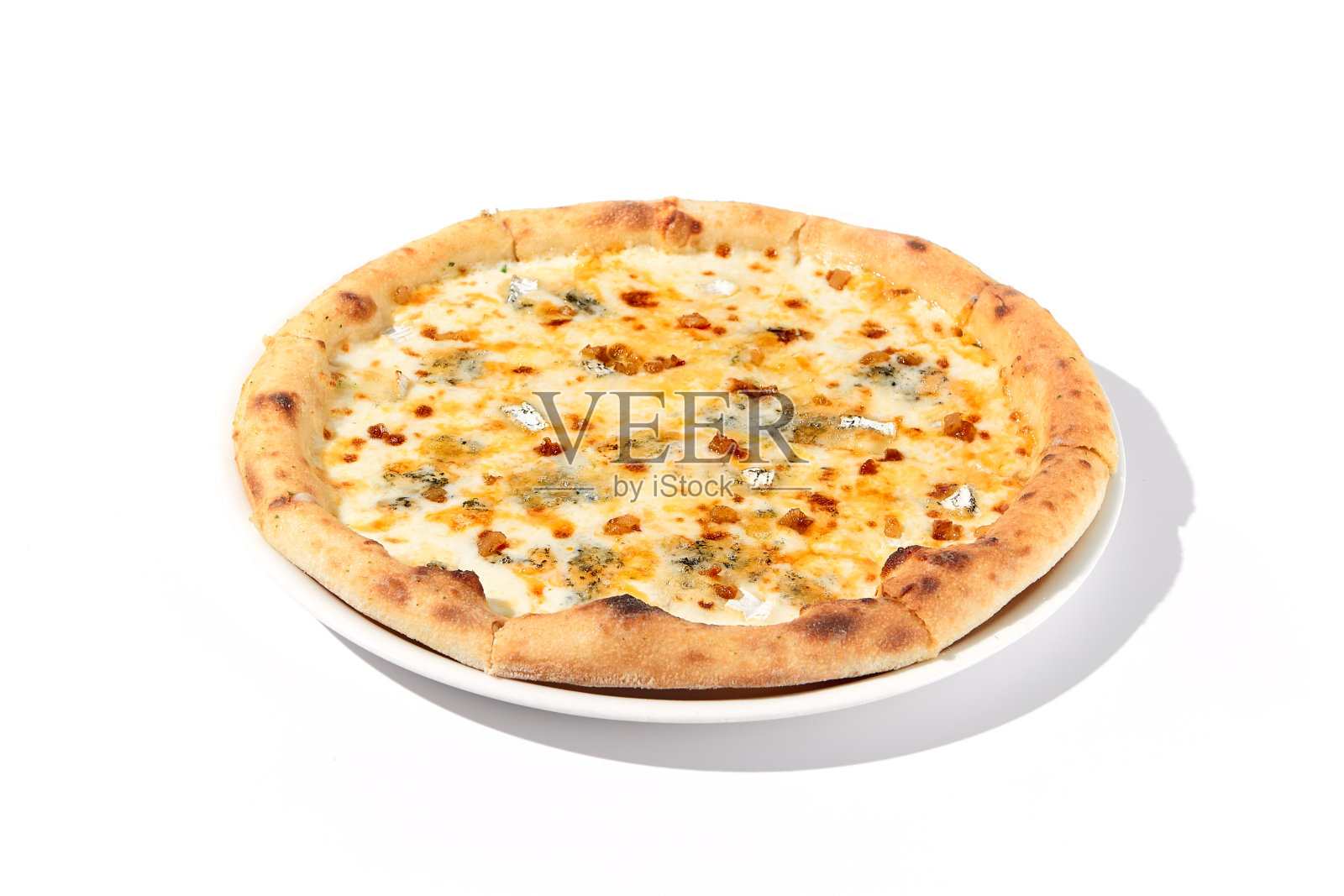 意大利Quattro Formaggi披萨与四个奶酪隔离在白色照片摄影图片