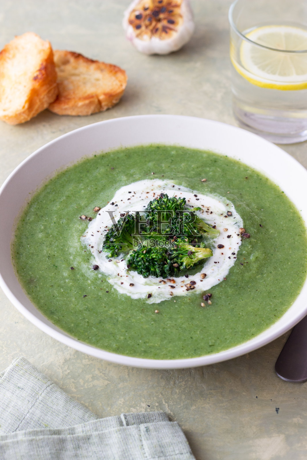 绿西兰花菠菜汤。健康饮食。素食。照片摄影图片