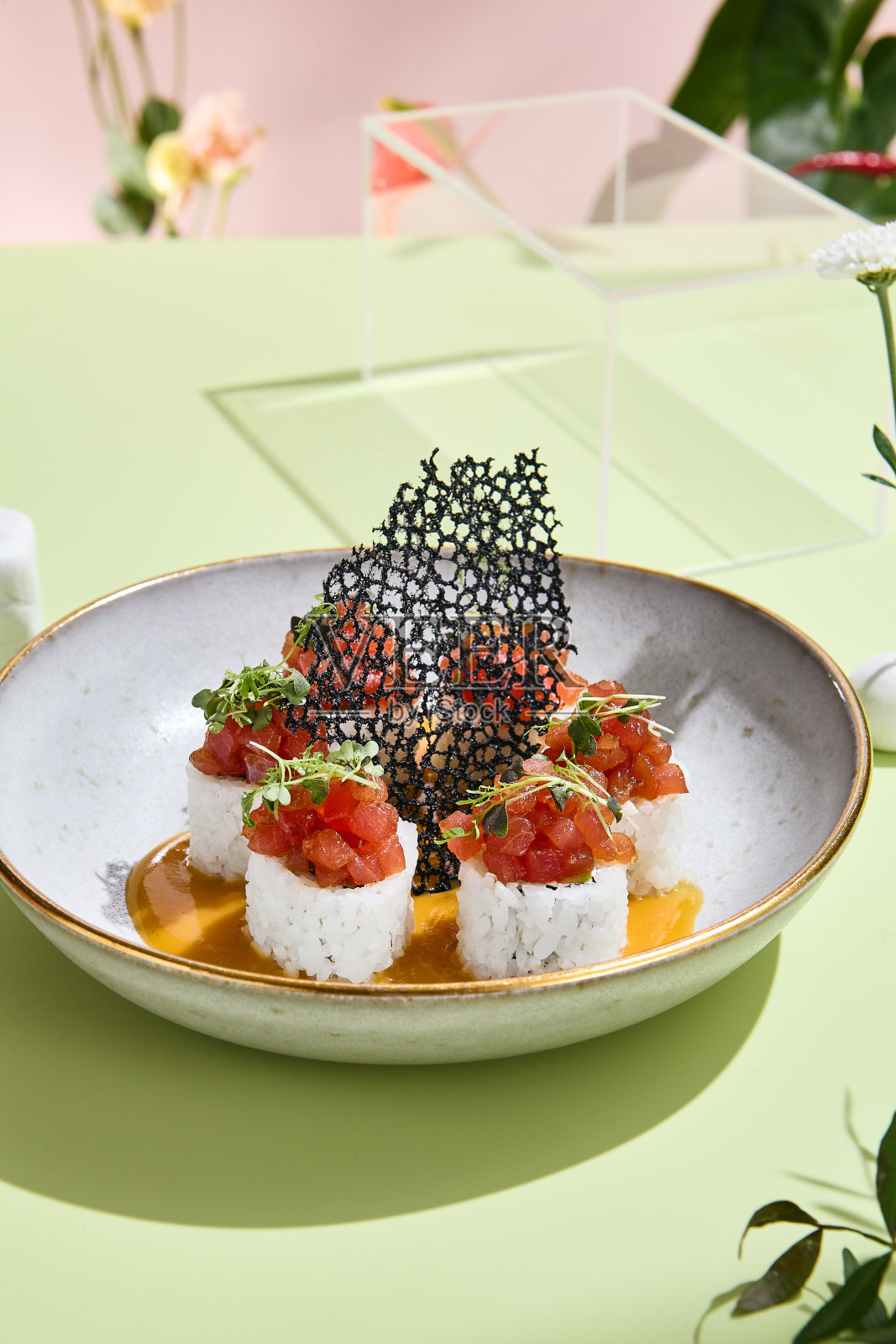 精致的金枪鱼鞑靼寿司卷配芒果酱。理想的美食展示和烹饪艺术照片摄影图片