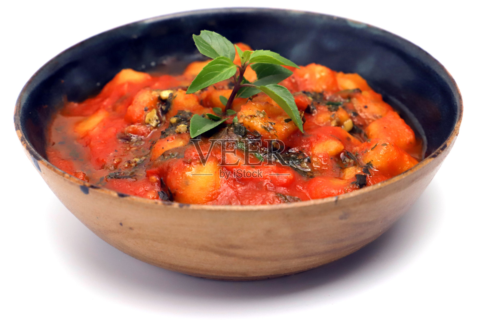 用罗勒叶装饰的糖汤圆特写照片摄影图片