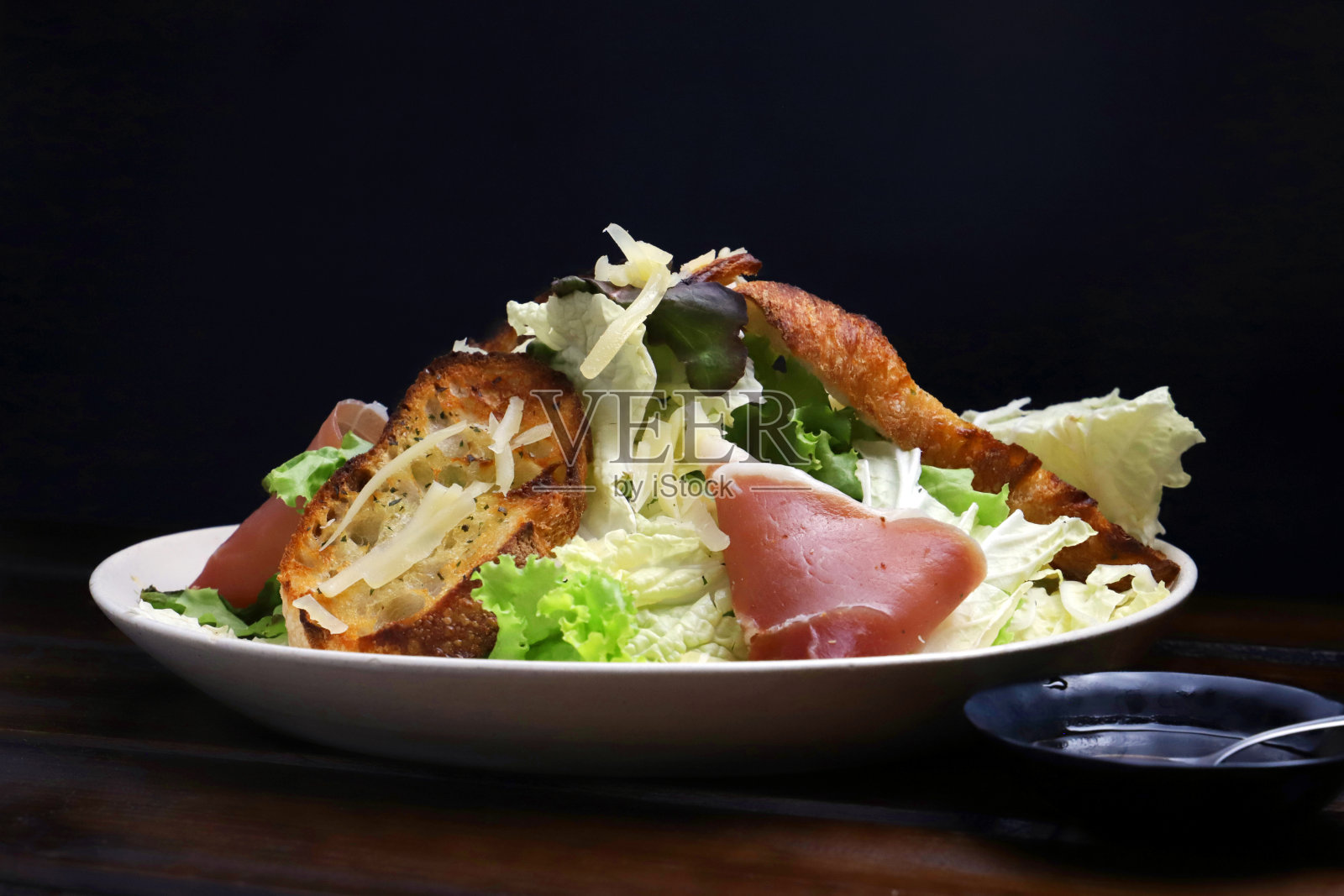 绿叶沙拉，帕尔马火腿和帕尔马干酪屑照片摄影图片