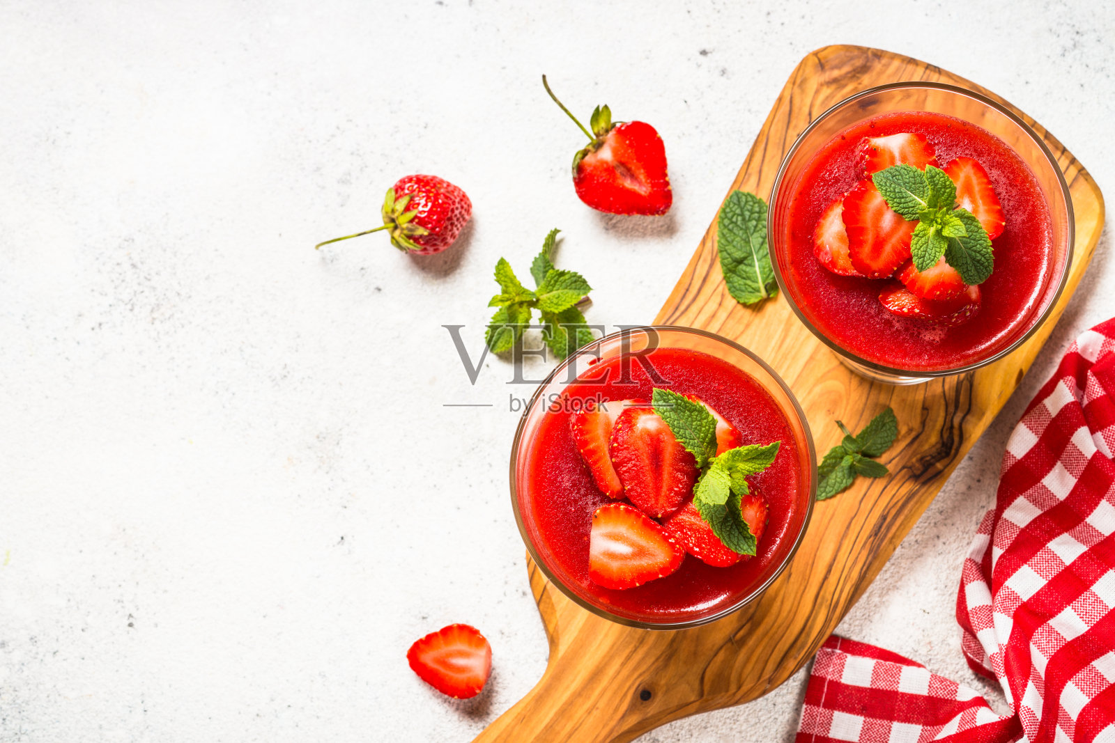 杯子里的芝士蛋糕加新鲜草莓。照片摄影图片