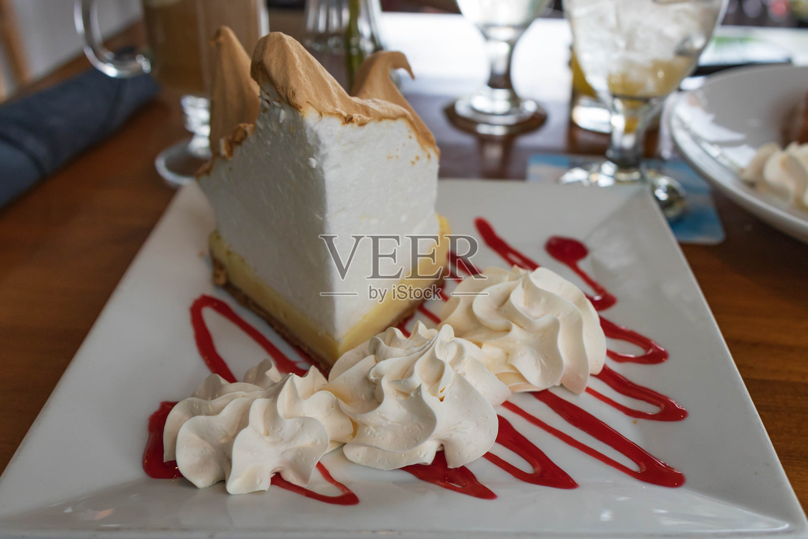 酸橙派配鲜奶油照片摄影图片