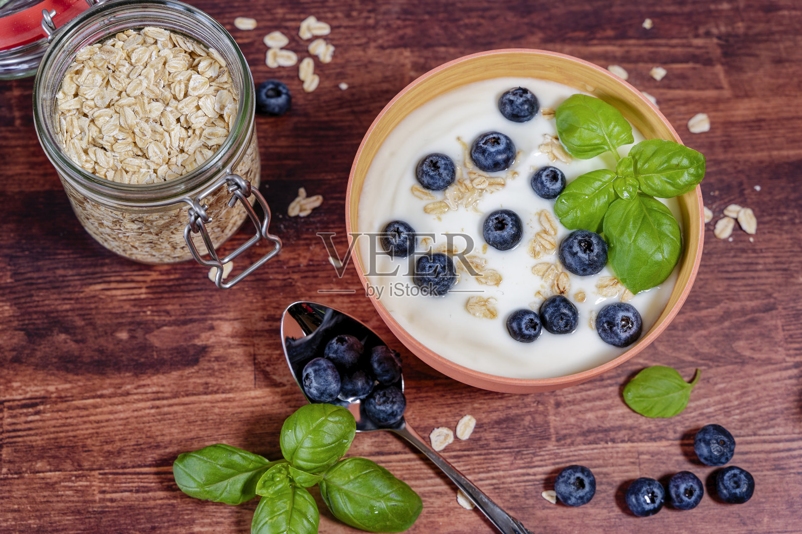 早餐桌上有一碗酸奶。照片摄影图片