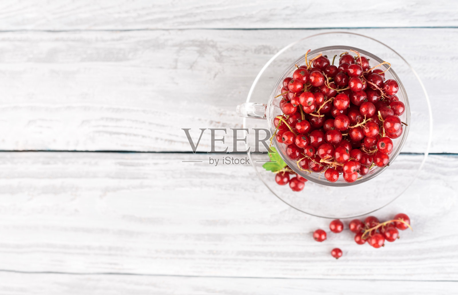 棕色木桌上的红醋栗。贝瑞。维生素。健康食品。照片摄影图片